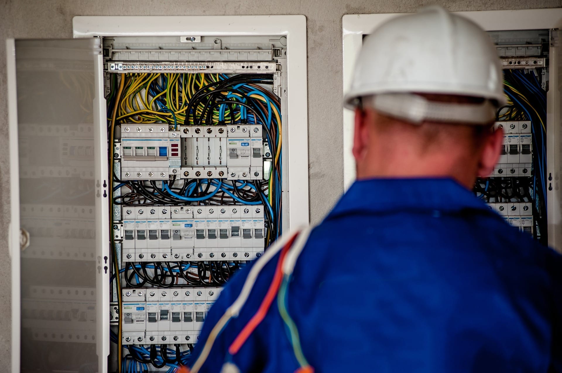 Electrician working on large commercial job | Electrician Insurance | Hettler Insurance Agency, Lubbock Insurance Texas